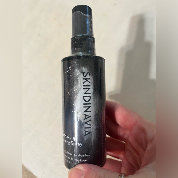 SKINDINAVIA MAKEUP SETTING SPRAY FOR OILY SKIN - Picture 2 of 3